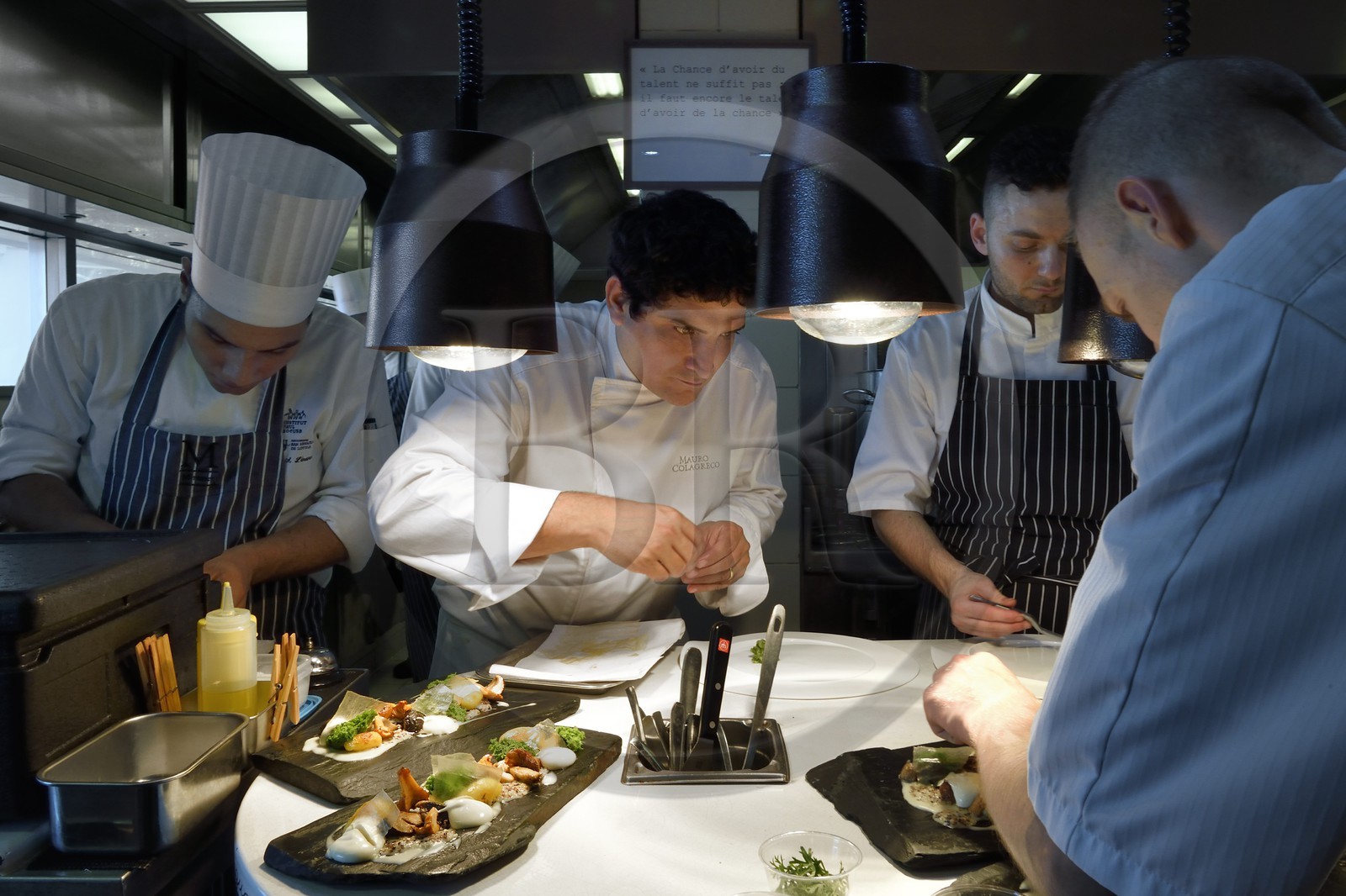 France, Alpes-Maritimes (06), Menton, Restaurant Le Mirazur, le Chef doublement étoilé Michelin Mauro Colagreco dans sa cuisine