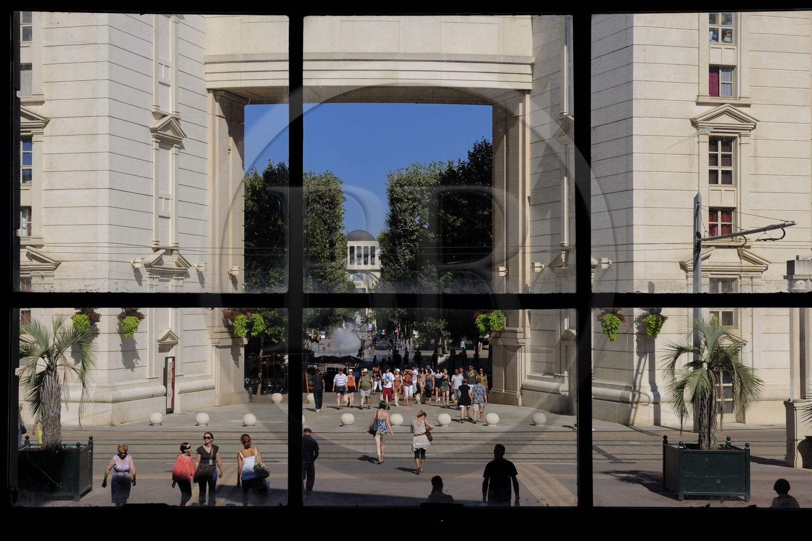 France, Hérault (34), Montpellier, quartier Antigone de l'architecte Ricardo Bofill, place du Nombre d'Or, un axe piéton relie cette place au Lez vers l'est et au centre historique à l'ouest