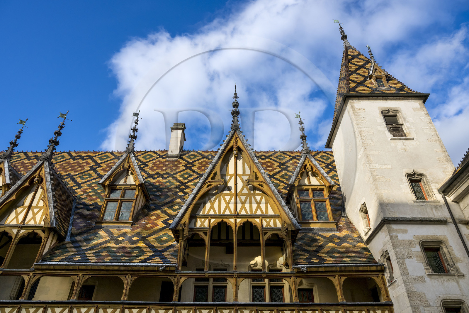 France, Côte-d'Or (21), Beaune, zone classée Patrimoine Mondial de l'UNESCO, Hospices de Beaune, l'Hôtel-Dieu, toiture en tuiles vernissées multicolores protegeant la longus galerie à arcades dans la cour d'honneur