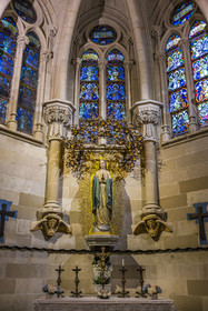 Espagne, Catalogne, Barcelone, quartier de l'Eixample, basilique de la Sagrada Familia de l'architecte du modernisme catalan Antoni Gaudi classée Patrimoine Mondial de l'UNESCO, la crypte de style néo-gothique sert d’église paroissiale, chapelle de la Vierge de Montserrat