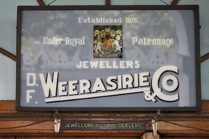 Sri Lanka, province du centre, Kandy, enseigne d'une bijouterie dans les batiments du Queen hotel datant de l'époque coloniale