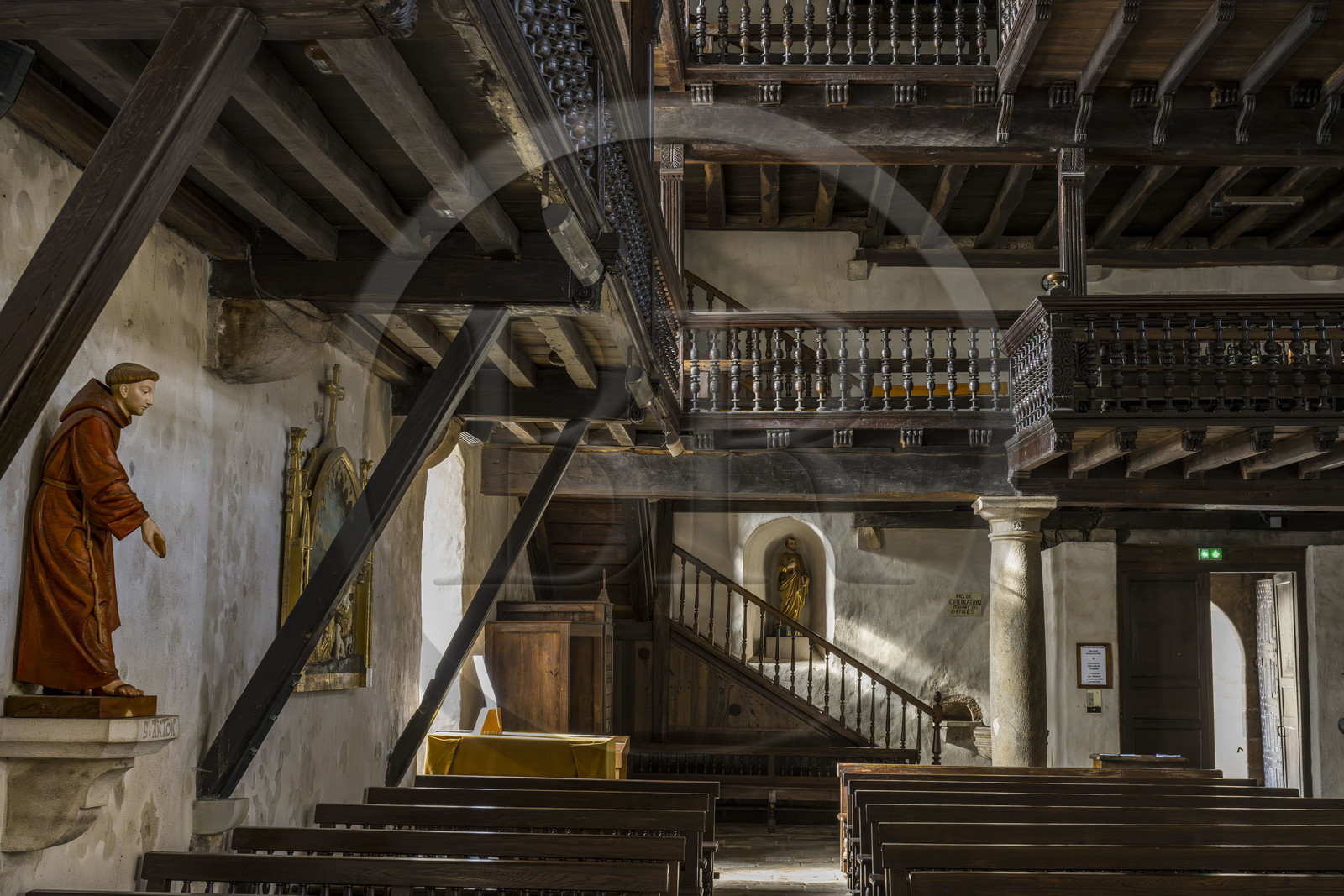 France, Pyrénées-Atlantiques (64), Pays-Basque, Sare, labellisé Les Plus Beaux Villages de France, église fortifiée Saint-Martin et les galeries en bois de la nef