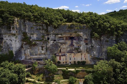 France, Dordogne (24), Périgord Noir, vallée de la Vézère, Tursac, maison fortifiée troglodytique de Reignac du XVIe siècle (vue aérienne)