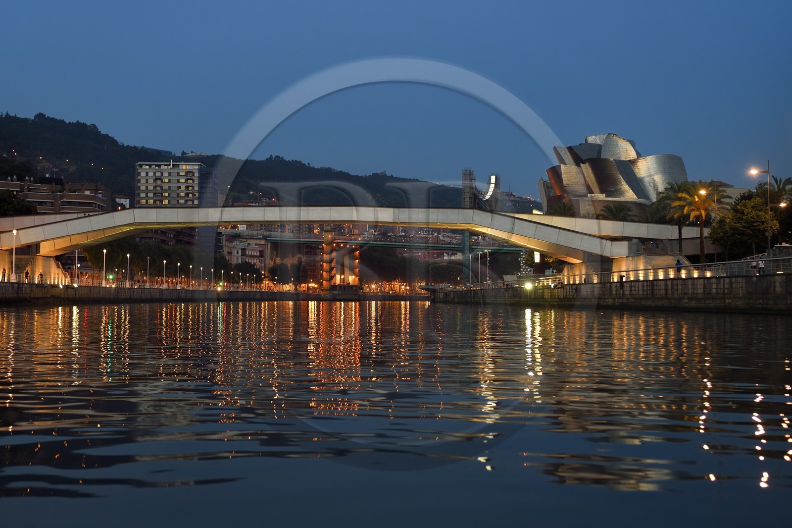 Espagne, Pays basque espagnol, Biscaye, Bilbao, la passerelle Pedro Arrupe et le musée Guggenheim de l'architecte Frank Gehry