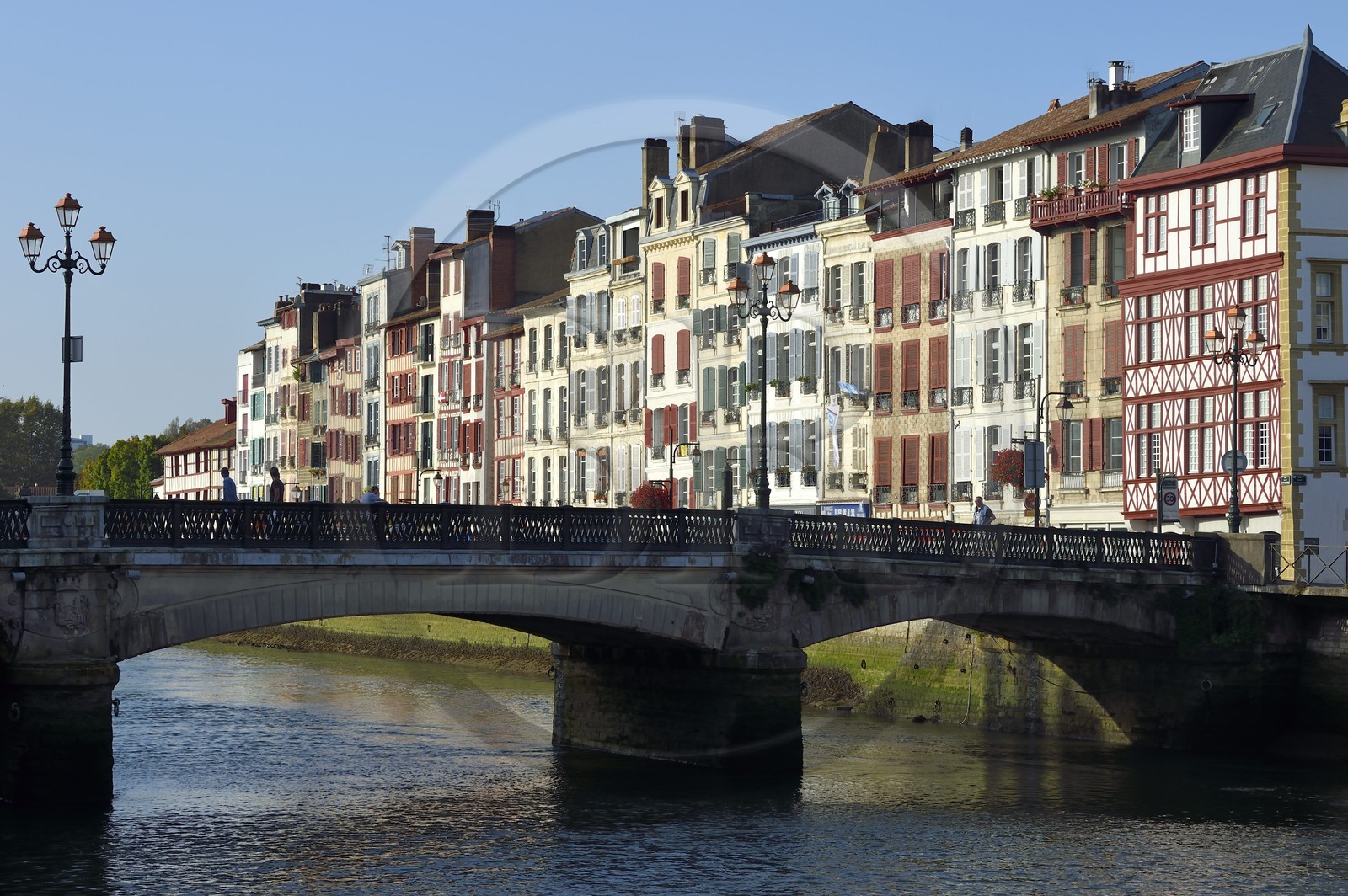 France, Pyrenees Atlantiques, Basque Country, Bayonne, houses from the quai Amiral Jaureguiberry and the Pannecau Bridge on the Nive River