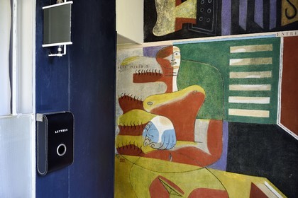 France, Alpes Maritimes (06), Roquebrune-Cap-Martin, Cap Martin, sentier du Buse, Villa E1027 conçue par l'architecte et designer Eileen Gray pour l'architecte Jean Badovici, peinture murale de Le Corbusier et boite aux lettres en cuir refaite par Hermes (Demande d'autorisation nécessaire avant publication)