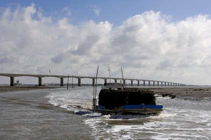 France, Charente-Maritime (17), Ile d'Oléron, le pont viaduc d'Oléron et chaland à huîtres entrant dans le chenal d'Ors