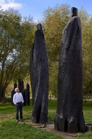 France, Marne (51), Beaumont-sur-Vesle, le sculpteur Christian Lapie entouré de ses sculptures dans son atelier extérieur
