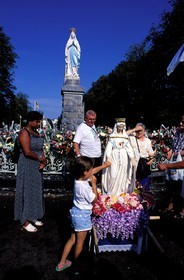 France, Hautes-Pyrénées (65), Lourdes, la Vierge Marie sur l' esplanade