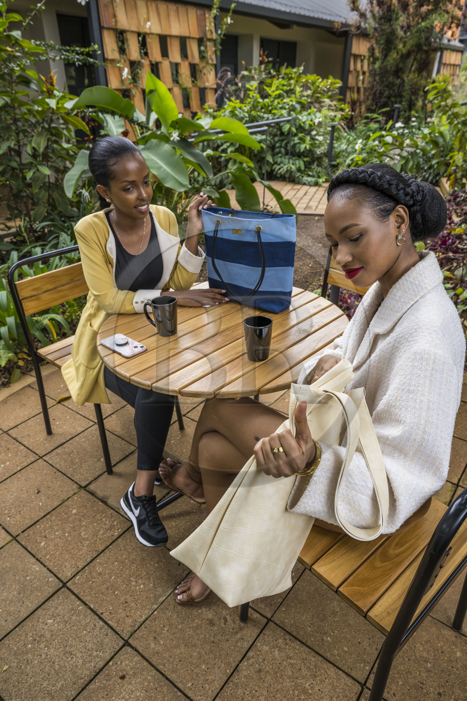 Rwanda, Kigali, Norrsken House Kigali, la styliste Gloria Girabawe, fondatrice et PDG de Flove, présente un nouveau sac de sa collection à son amie Winnie Shema