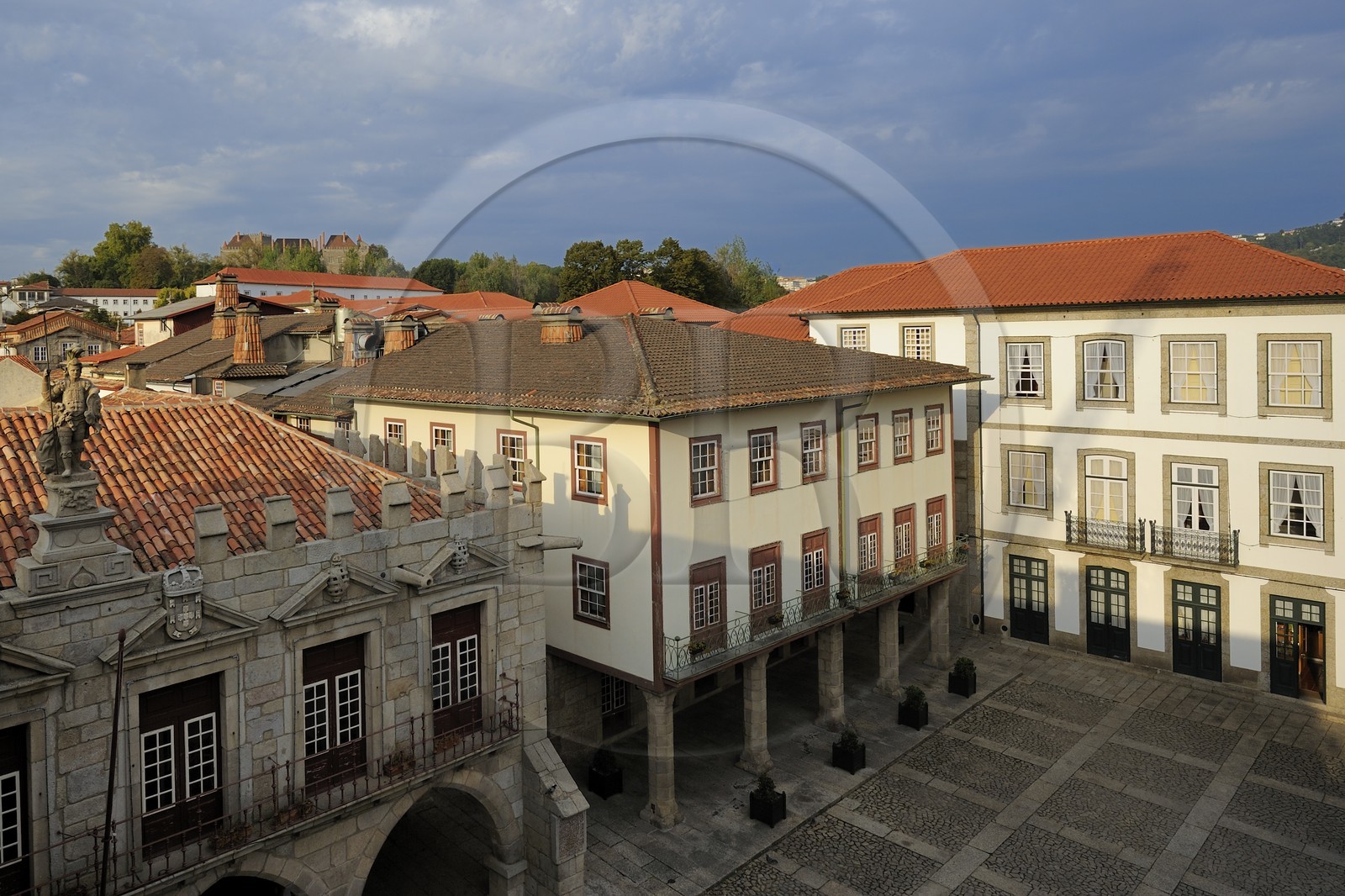 Portugal, région du Minho, Guimaraes, ville classée Patrimoine Mondial de l' UNESCO, ancien Hotel de Ville au premier plan sur la place Largo da Oliveira
