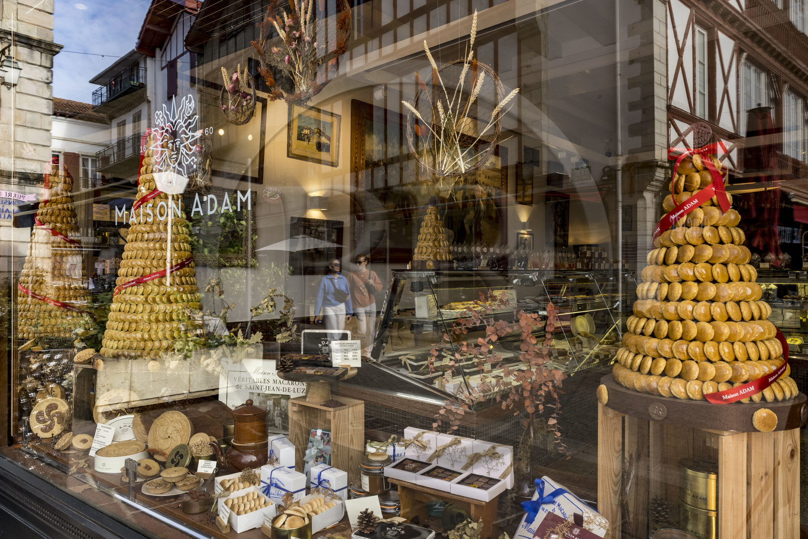 France, Pyrénées-Atlantiques (64), Pays-Basque, Saint-Jean-de-Luz, place Louis XIV, vitrine de la Maison Adam, spécialités de macarons et de gâteaux basque