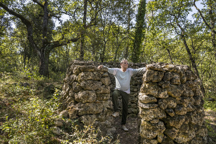 France, Var, Provence Verte (Green Provence), Bras village next to Saint Maximin, forest of the domaine Le Peyrourier - une campagne en Provence, Claude Fussler in a former shelter for hunting at the lookout called agachon