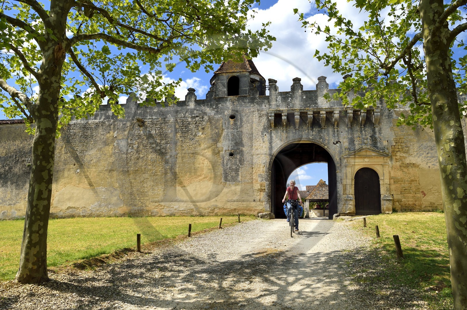 France, Charente (16), Saint-Brice, Logis de Garde-Epée du XVIème siècle, cyclistes sur la véloroute La Flow Vélo