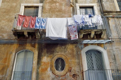 Italie, Sicile, Catane, ville baroque classée au Patrimoine Mondial de l'UNESCO, linge séchant au balcon d'un immeuble de la vieille ville