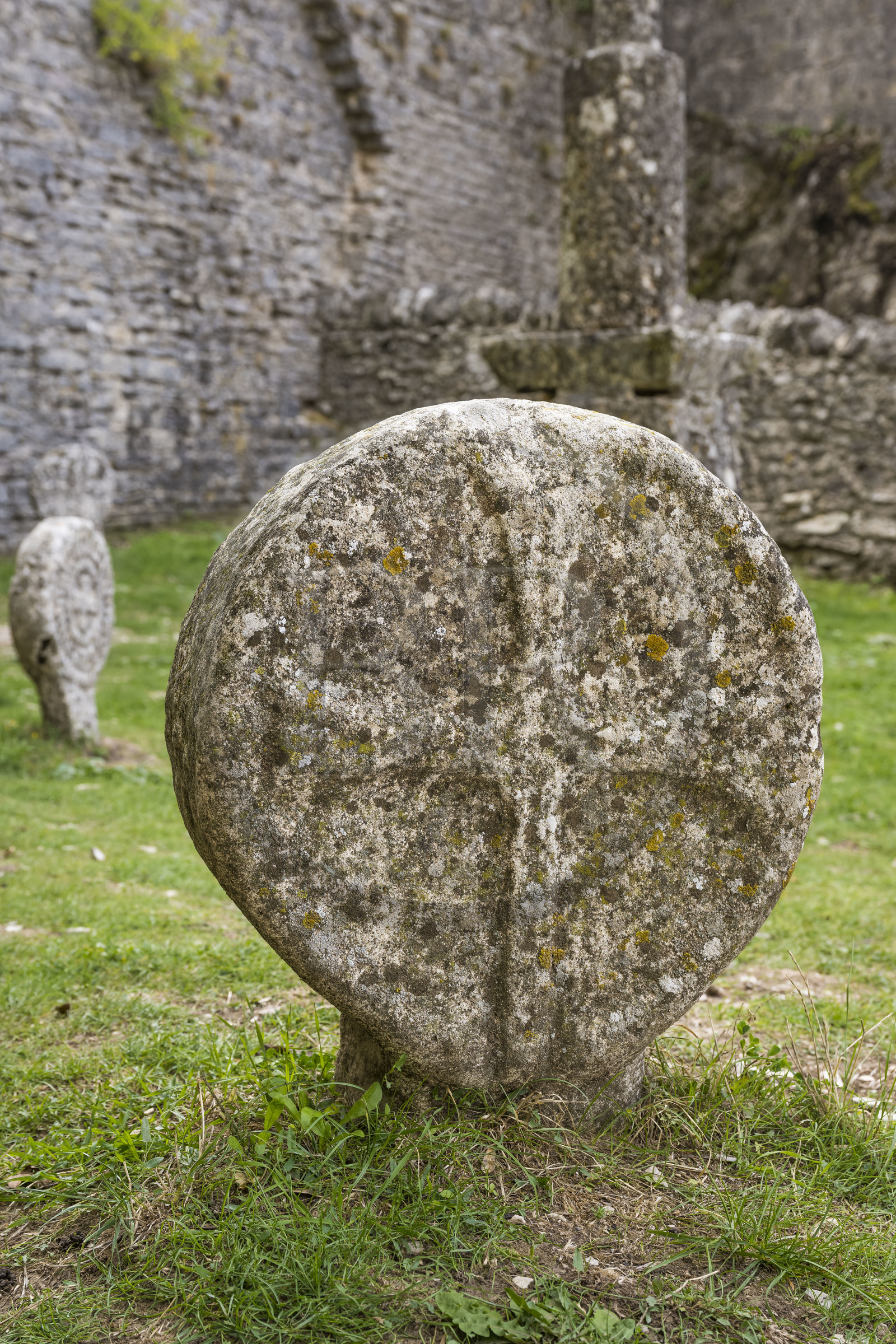 France, Aveyron (12), Causses et les Cévennes, paysage culturel de l'agro-pastoralisme méditerranéen, classés Patrimoine Mondial de l'UNESCO, La Couvertoirade, labellisé Les Plus Beaux Villages de France, village fortifié sur le plateau du Larzac, pierre tombale discoïdale, réplique de stèle croix médiévale découvertes sur le Larzac, dans le cimetière devant l'église Saint-Christol
