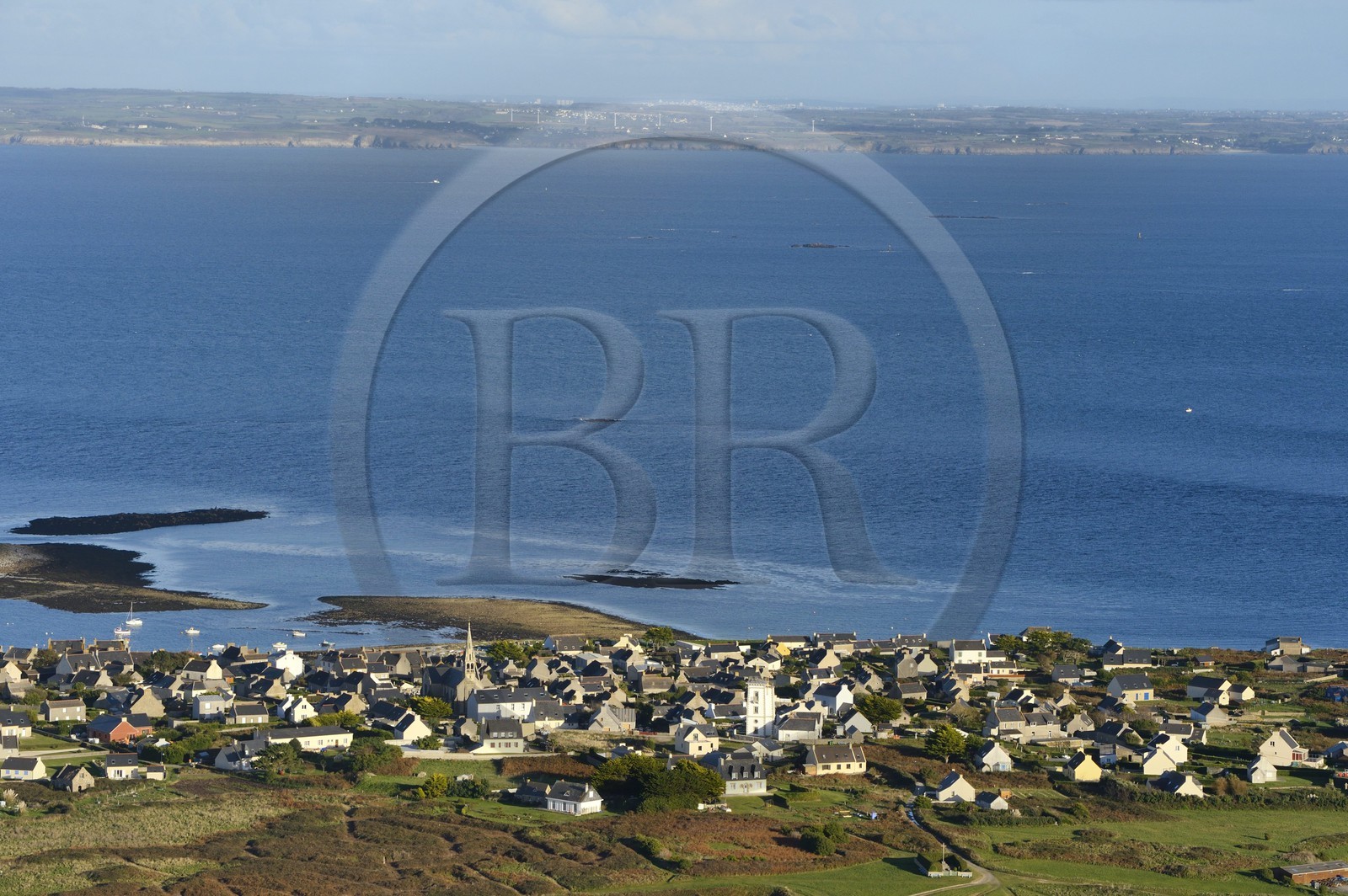 France, Finistère (29), parc naturel régional d'Armorique, mer d'Iroise, Ile de Molène dans l'Archipel de Molène et la côte ouest du Finistère en arrière plan (vue aérienne)
