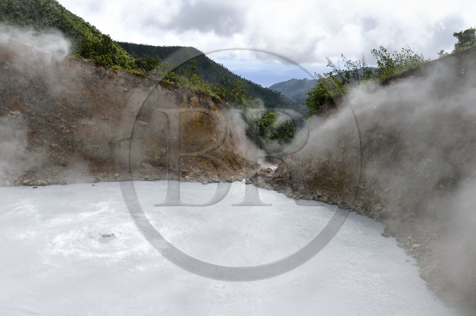 Caraïbes, Ile de la Dominique, Castle Bruce, Parc national du Morne Trois Pitons classé Patrimoine Mondial de l'UNESCO, Vallée de la Désolation, Boiling Lake, deuxième plus grand lac en ébullition du monde issu d'une fumerolle inondée