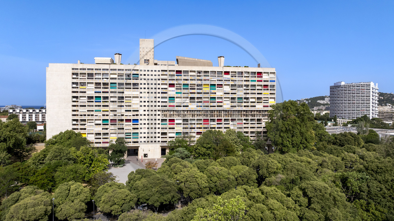 France, Bouches-du-Rhône (13), Marseille, oeuvre architecturale de Le Corbusier, classée Patrimoine Mondial de l'UNESCO, la Cité Radieuse par l'architecte Le Corbusier et l'immeuble Le Brasilia réalisé par l'architecte Fernand Boukobza sous l'influence de Le Corbusier en arrière plan (vue aérienne)