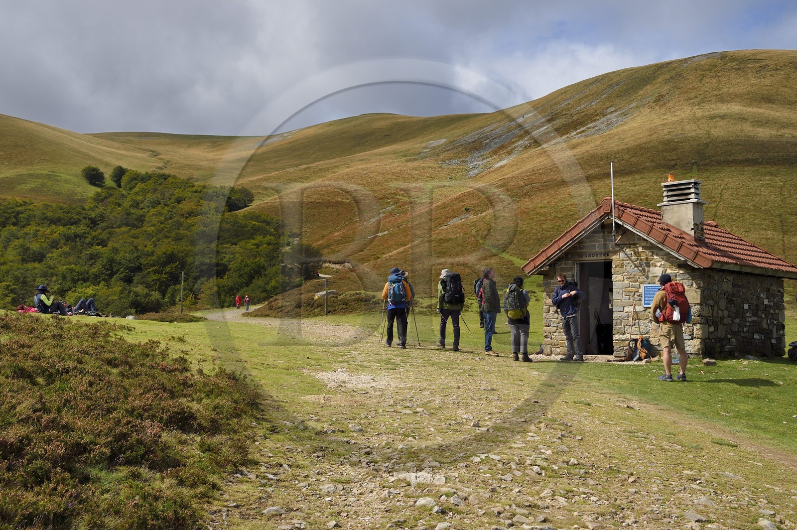 Espagne, Pays-Basque, Navarre, chemin de Saint-Jacques de Compostelle entre Saint-Jean-Pied-de-Port et Roncevaux, pèlerins au refuge Izandorre au col de Lepoeder