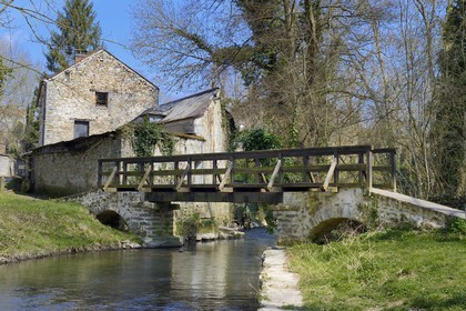 France, Seine-et-Marne (77), village de Maincy qui jouxte le domaine du château de Vaux-le-Vicomte, Pont des Trois-Moulins situé sur l’Almont qui fut peint par Paul Cézanne sous le titre Pont de Maincy