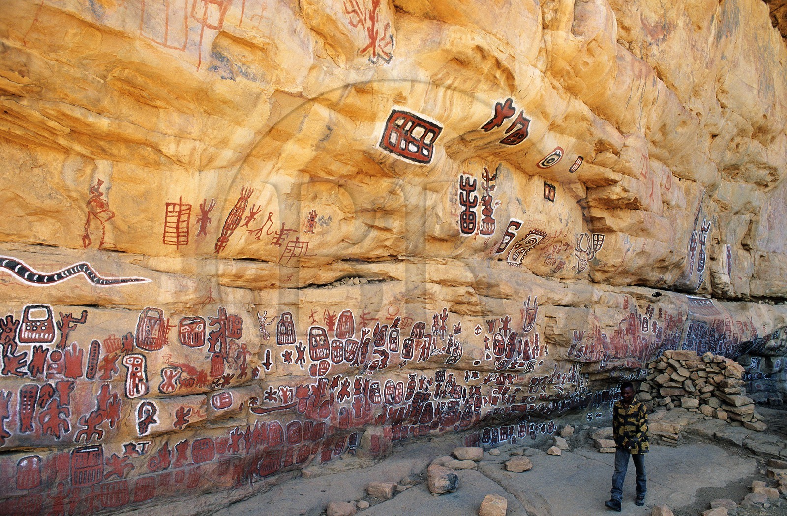 Mali, pays Dogon, falaise de Bandiagara classée Patrimoine Mondial de l'UNESCO, auvent du village de Songo où les circoncis viennent peindre leur marque. peintures rupestres