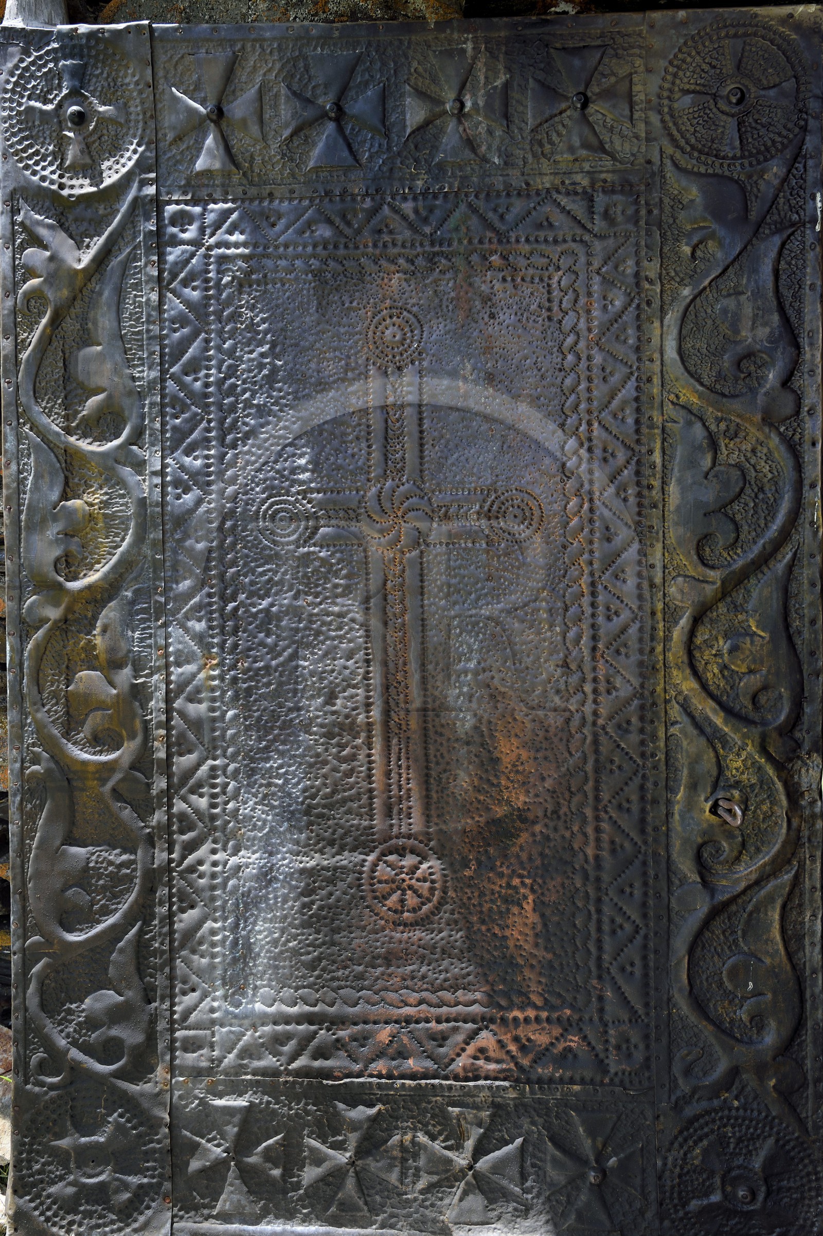 Géorgie, Haute Svanétie (Zemo Svaneti), village de Ushguli (Ouchgouli), classé Patrimoine Mondial de l'UNESCO, église Lamaria Sainte-Marie d'Ushguli du XIIème siècle, porte recouverte de cuivre sculpté