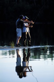 Canada, province de Québec, Réserve faunique de la Vérendrye, Grand Lac Victoria, couple à la pêche au coucher de soleil