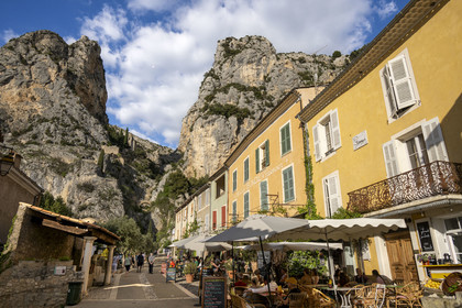 France, Alpes-de-Haute-Provence (04), Parc Naturel Régional du Verdon, Moustiers-Sainte-Marie, labellisé Les Plus Beaux Villages de France,l'Etoile de Moustier accrochée à une chaîne à plusieurs dizaines de mètres au-dessus du sol et la chapelle Notre-Dame de Beauvoir en arrière plan dans la falaise