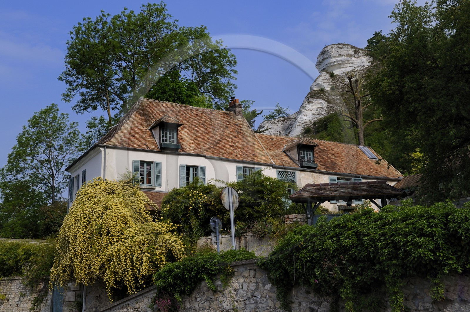 France, Val-d'Oise (95), Chantemesle, parc naturel du Vexin français, maison qui borde la route de  la vallée de la Seine
