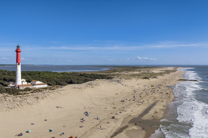 France, Charente-Maritime (17), Royan, La Tremblade, le Phare de La Coubre surplombant la plage et la Côte Sauvage (vue aérienne)
