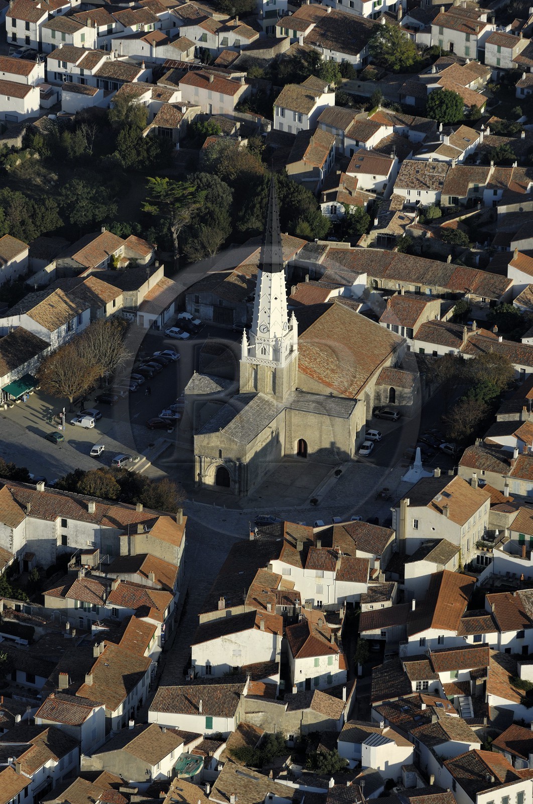 France, Charente-Maritime (17), Ile de Ré, Ars-en-Ré, l'église Saint-Etienne (vue aérienne)