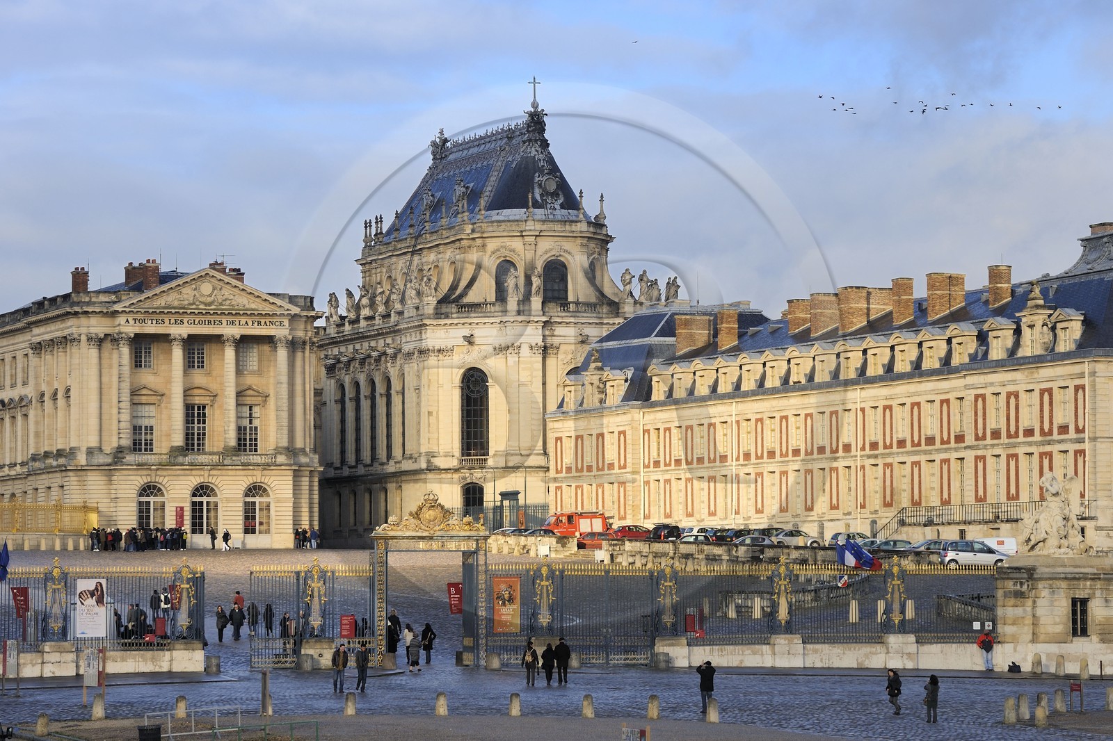 France, Yvelines (78), château de Versailles, classé Patrimoine Mondial de l'UNESCO, depuis la place d'Armes