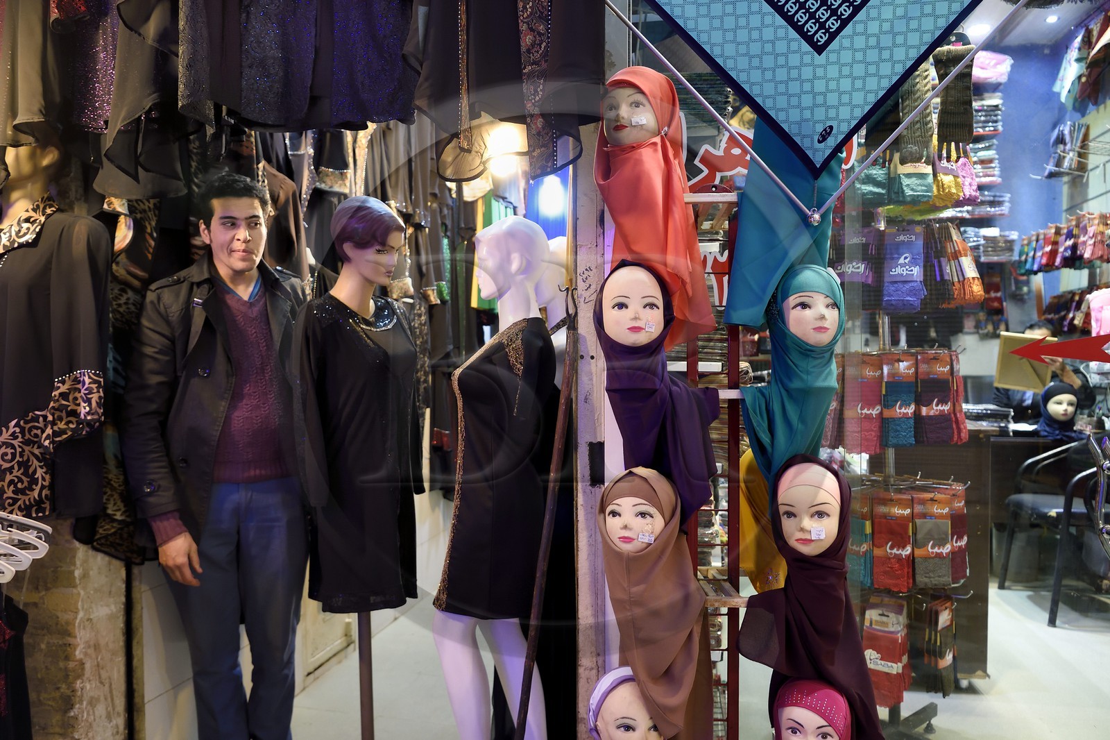 Iran, province d'Ispahan, Ispahan, Bazar-e Bozorg (Grand Bazar), immense bazar couvert qui remonte à près de 1300 ans, magasin de vetements et foulards pour femmes