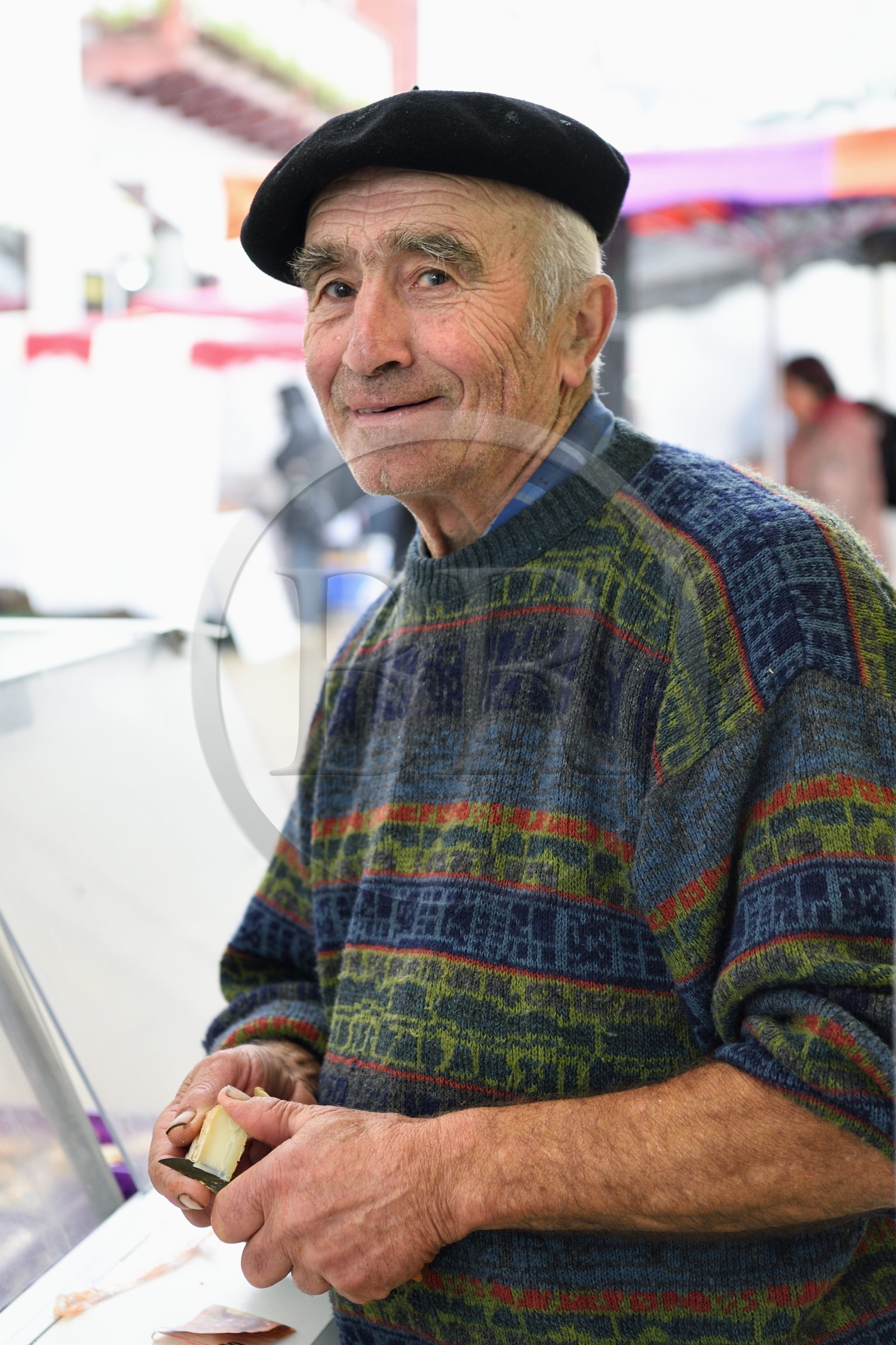 France, Pyrénées-Atlantiques (64), Pays-Basque, Cambo-les-Bains, jour de marché, monsieur Indart venant de Macaye qui vend ses fromages de chèvre sur le marché