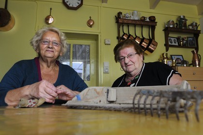 France, Manche (50), Baie du Mont-Saint-Michel, ancien port de Genêts, les Coquetières (ramasseuses de coques) Renée Neveu et Marie Gesmier