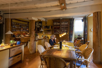 France, Haute-Loire (43), Bouchet-Saint-Nicolas, randonnée avec un âne sur le chemin de Stevenson (GR 70), Marie nous reçoit dans sa maison d'hotes Le Potala
