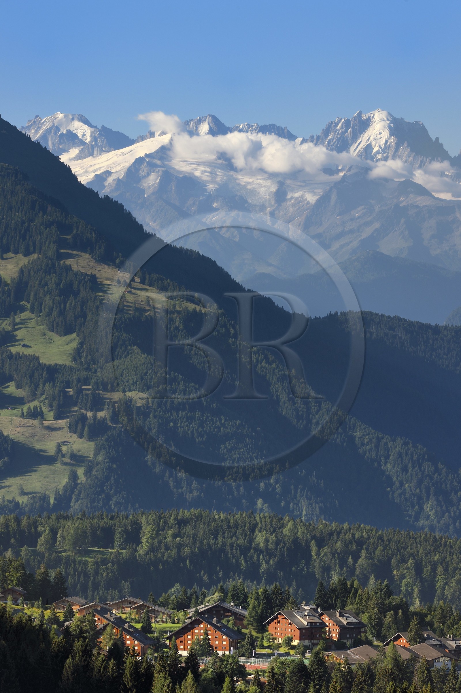 Suisse, canton de Vaud, Villars-sur-Ollon et le Mont-Blanc en arrière plan