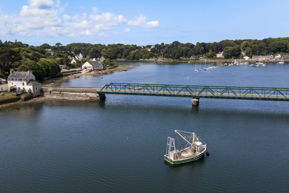 France, Finistère (29), Pays des Abers, Aber Wrac'h, Plouguerneau, dragueur en bois des années 60 specialement conçu pour l'ostréiculture et pont de l'Aber Wrac'h (vue aérienne)