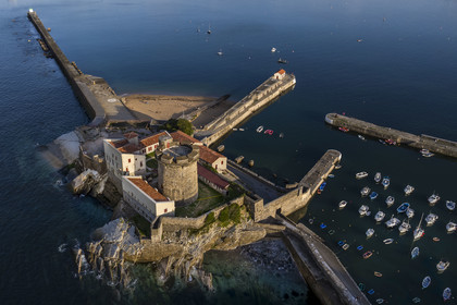 France, Pyrénées-Atlantiques (64), la côte du Pays-Basque, Ciboure, le fort de Socoa construit sous Louis XIII remanié par Vauban et son petit port de plaisance dans la baie de Saint-Jean-de-Luz (vue aérienne)