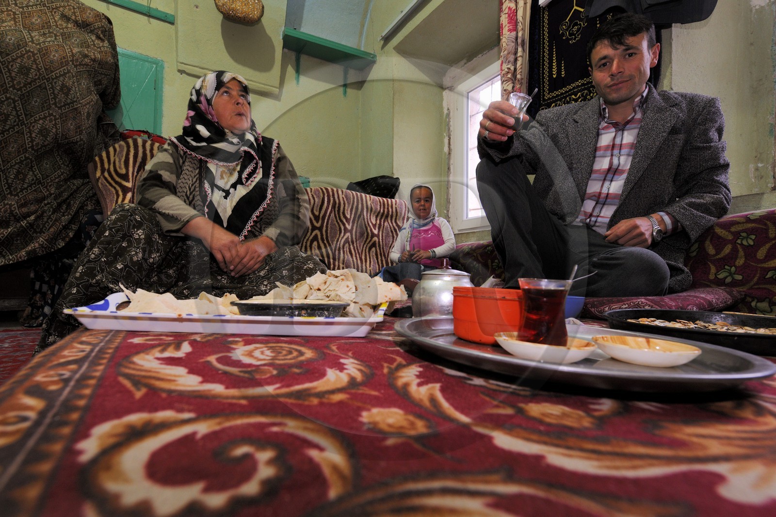 Turquie, Anatolie Centrale, province de Aksaray, Cappadoce, village de Dermici (Un village anatolien - Bizim köy: Récit d'un instituteur paysan (Terre humaine) de Mahmut Makal), la famille Ergin dans son foyer