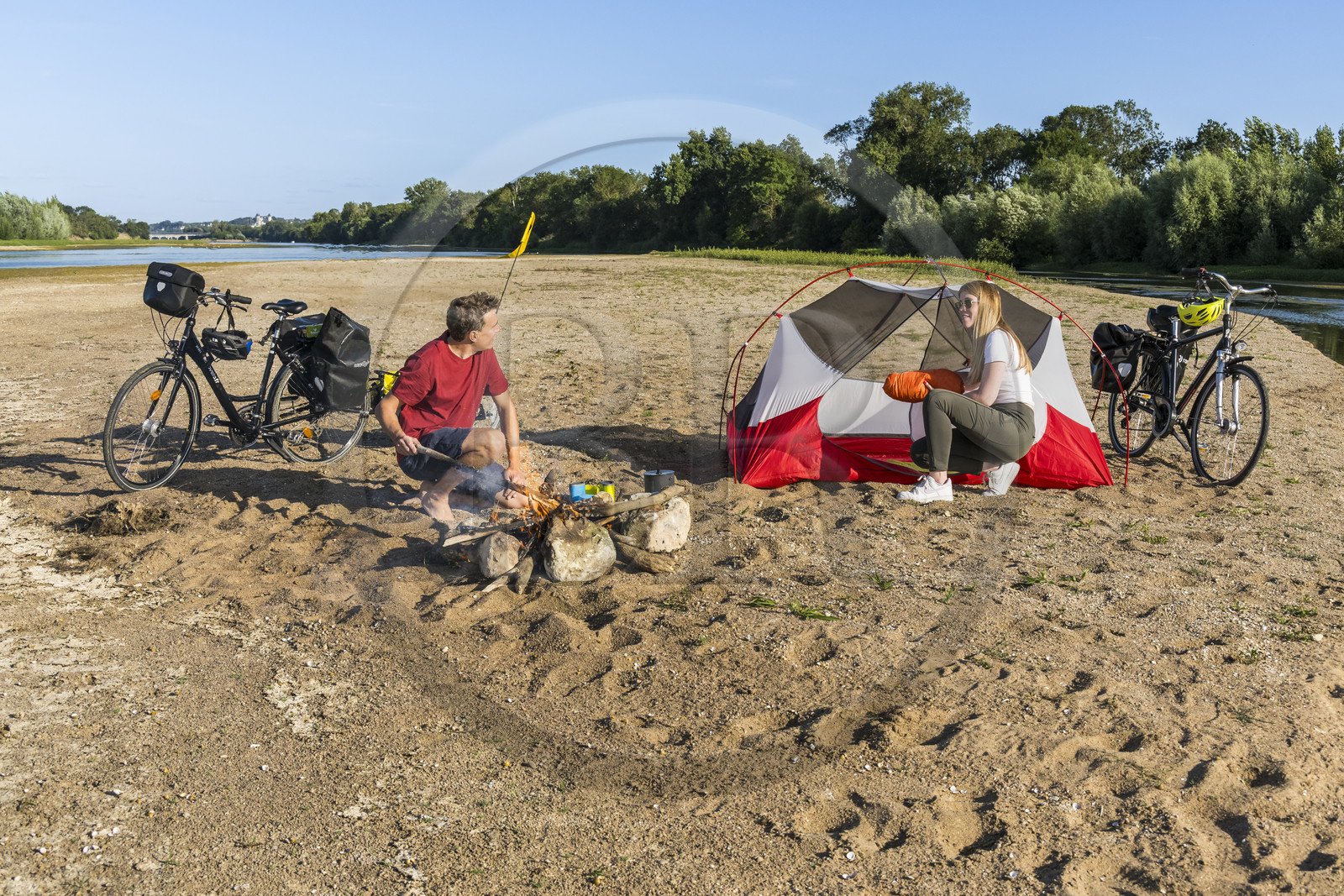 France, Maine-et-Loire (49), vallée de la Loire classée au Patrimoine Mondial par l'UNESCO, Saumur vers Saint-Hilaire, randonnée à bicyclette le long des berges de la Loire, installation du campement pour la nuit sur un des bancs de sable formant des îles sur la Loire