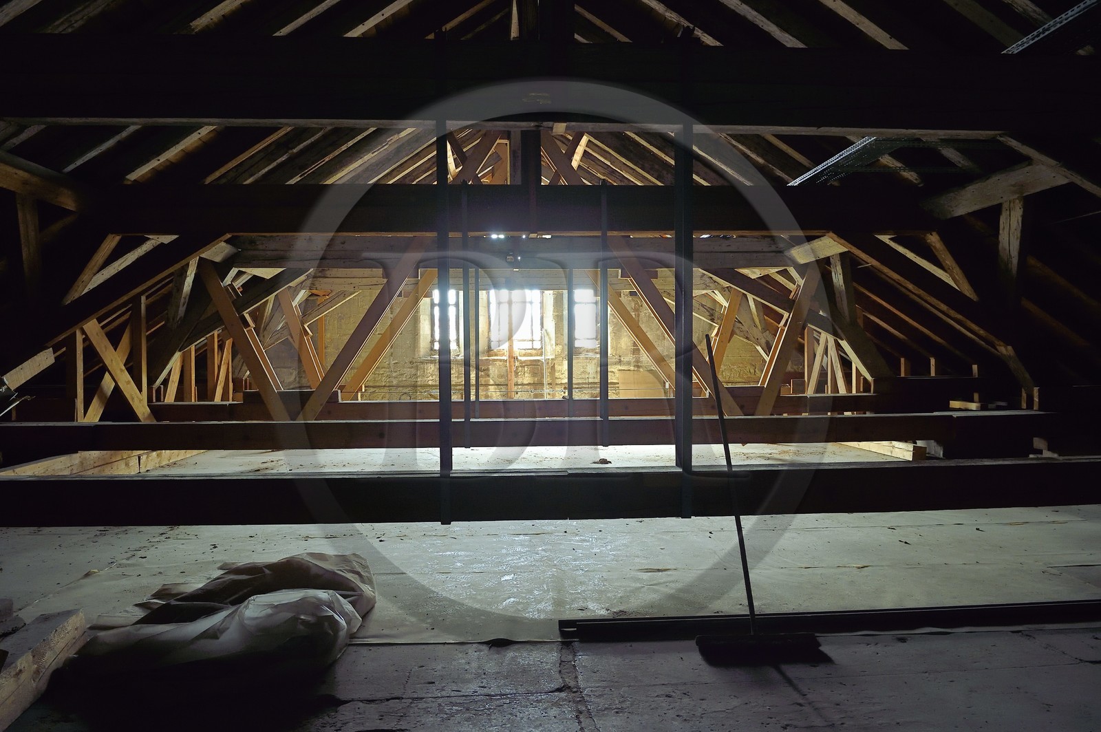 France, Bas-Rhin (67), Strasbourg, vieille ville classée au Patrimoine Mondial de l'UNESCO, la cathédrale Notre-Dame, charpente des combles du transept sud