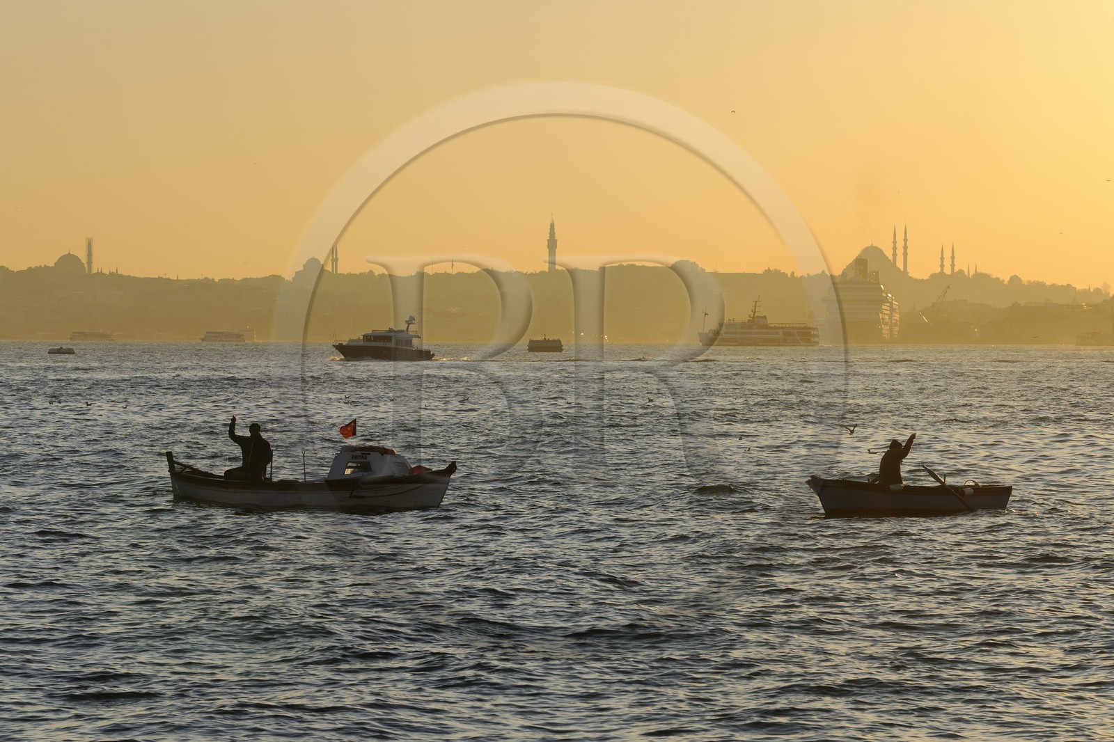Turquie, Istanbul, bateaux de pêcheurs sur le Bosphore avec la Corne d'Or en arrière plan