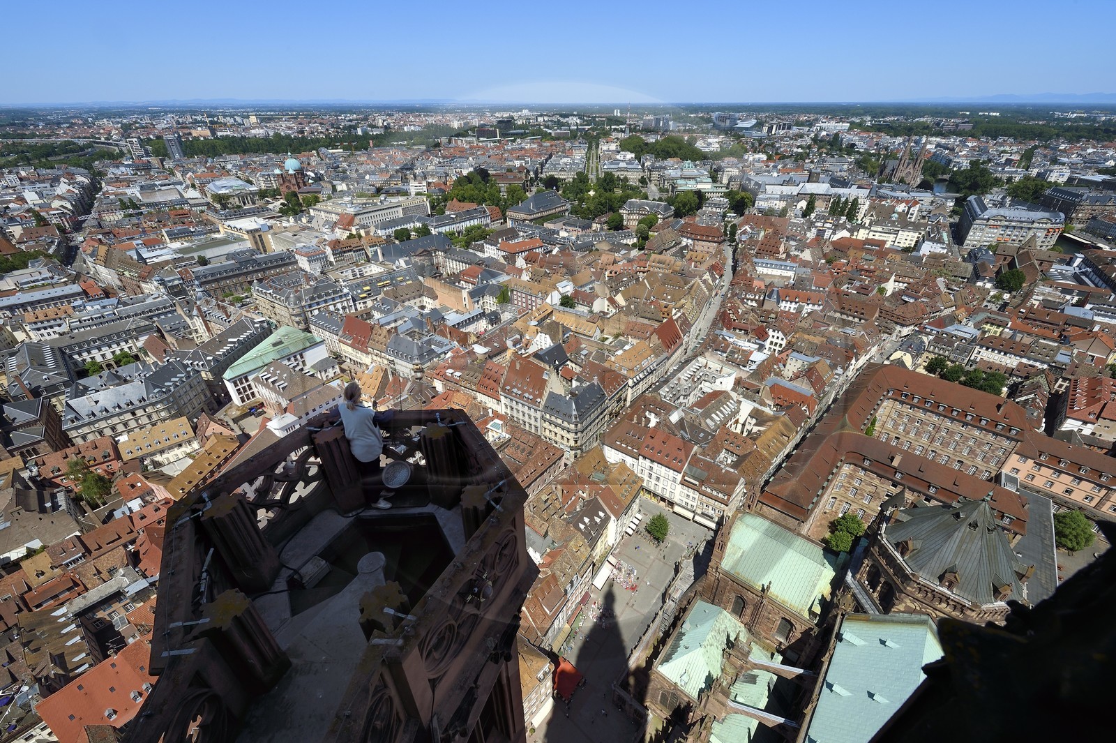 France, Bas-Rhin (67), Strasbourg, vieille ville classée au Patrimoine Mondial de l'UNESCO, la cathédrale Notre-Dame, sommet d'un des quatres escaliers à vis appelées les Vier Schnecken (quatre escargots) relié à la tour octogonale par une passerelle, vue au nord et dans l'axe central sur la rue des Juifs et l'avenue de la Paix