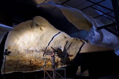 France, Dordogne (24), Montignac, l’Atelier des Fac-Similés du Périgord (AFSP) spécialisé dans la reproduction minérale de parois ornées de la préhistoire et en charge de la reconstitution fidèle des parois de la grotte de Lascaux, reproductions des peintures, mention obligatoire Atelier des Fac-Similés du Périgord
