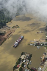 Panama, Canal de Panama à Gamboa, cargo Panamax porte-conteneurs et la grue Titan construite par l'allemagne nazie sur la droite (vue aérienne)