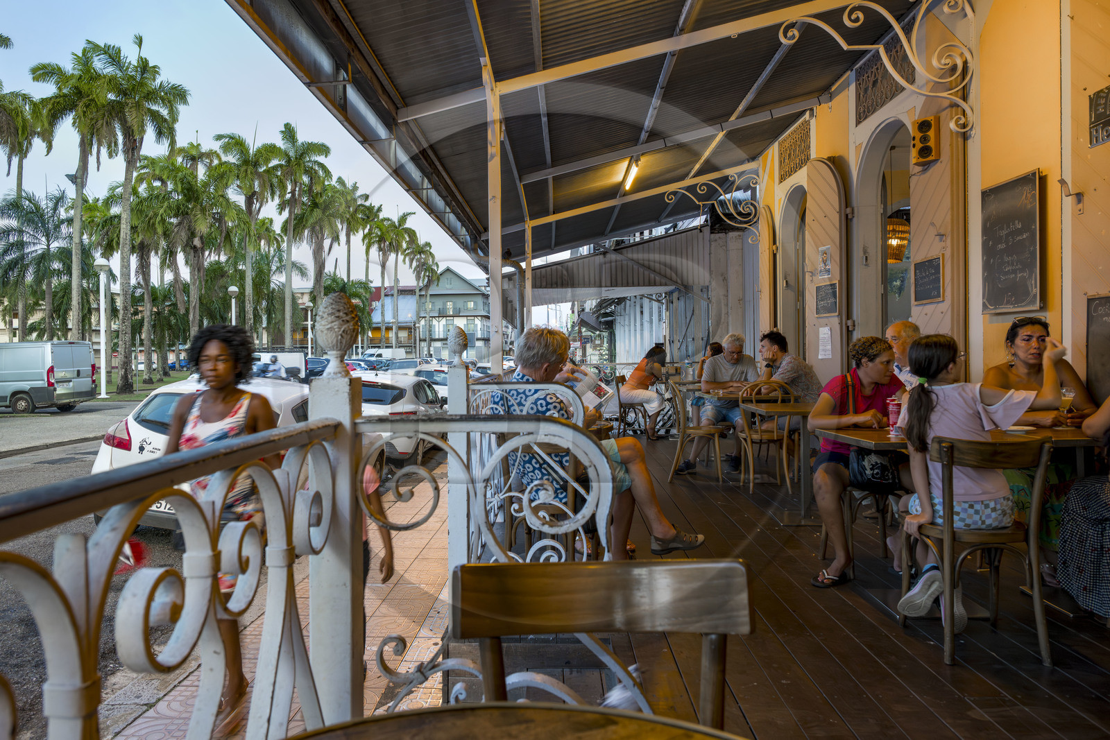 France, Guyane, Cayenne, place des Palmistes, immeuble de style colonial construit en 1890, ancienne Maison Thémire abritant la terrasse de l'hôtel restaurant Les Palmistes