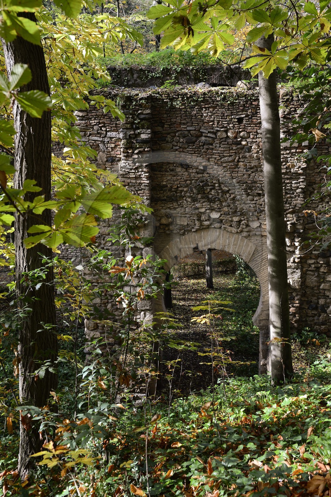 Espagne, Andalousie, Grenade, ancienne porte dans les jardins menant à l'Alhambra