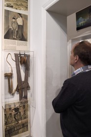 Allemagne, Berlin, Checkpoint Charlie Museum (Haus am Checkpoint Charlie or Mauermuseum), outillage inventé et utilisé pour passer à l'ouest